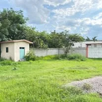 Área de terreno con construcción y vegetación