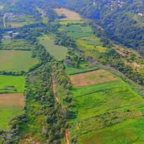 Terreno con acceso y cielo nublado