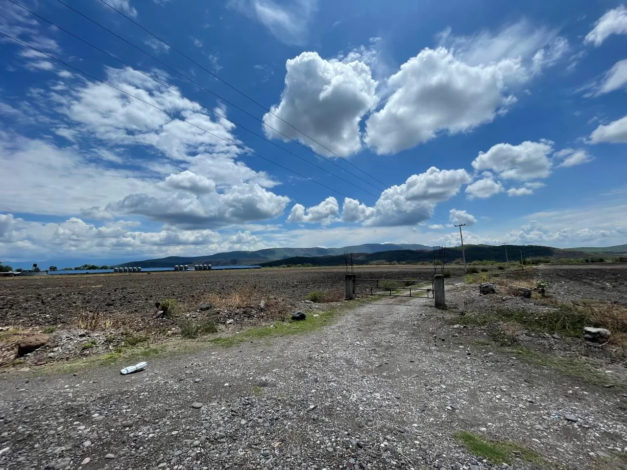 Terreno de gran extensión bajo cielo azul